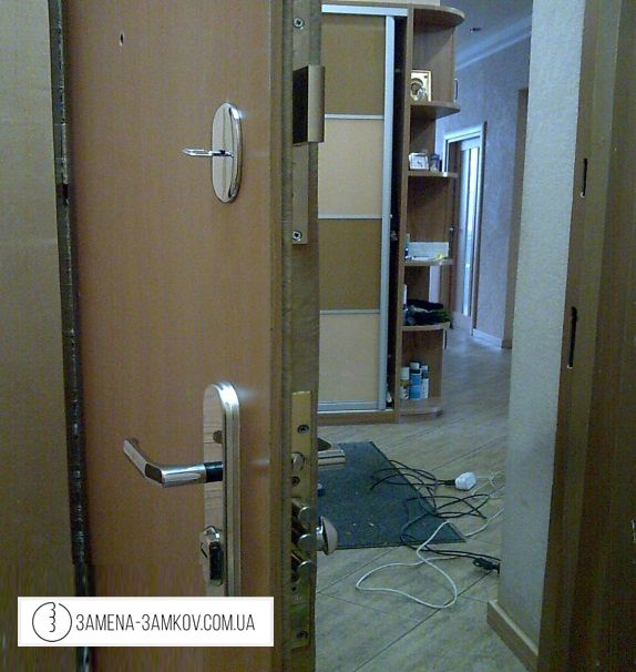 Замена замков в офисных дверях. Замена замков в офисных дверях.
