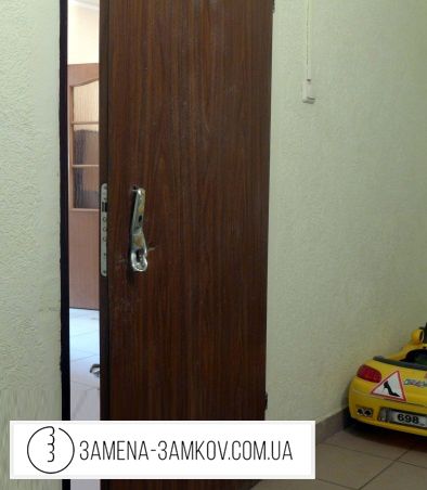 Замена обшивки и замка Замена обшивки и замка